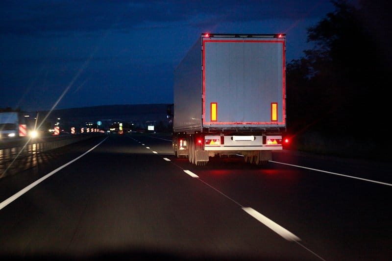 Tratta autostradale europea nelle ore notturne